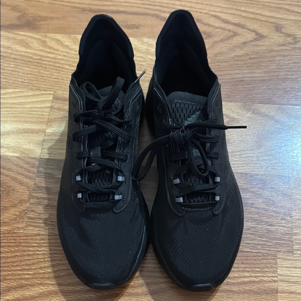 Adidas Black Athletic Shoes Sleek Design bounce